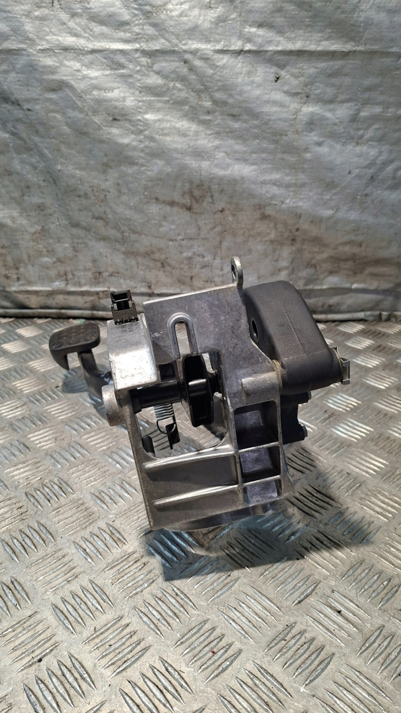 PEDAL Frein Embrayage BMW E81 2.0D