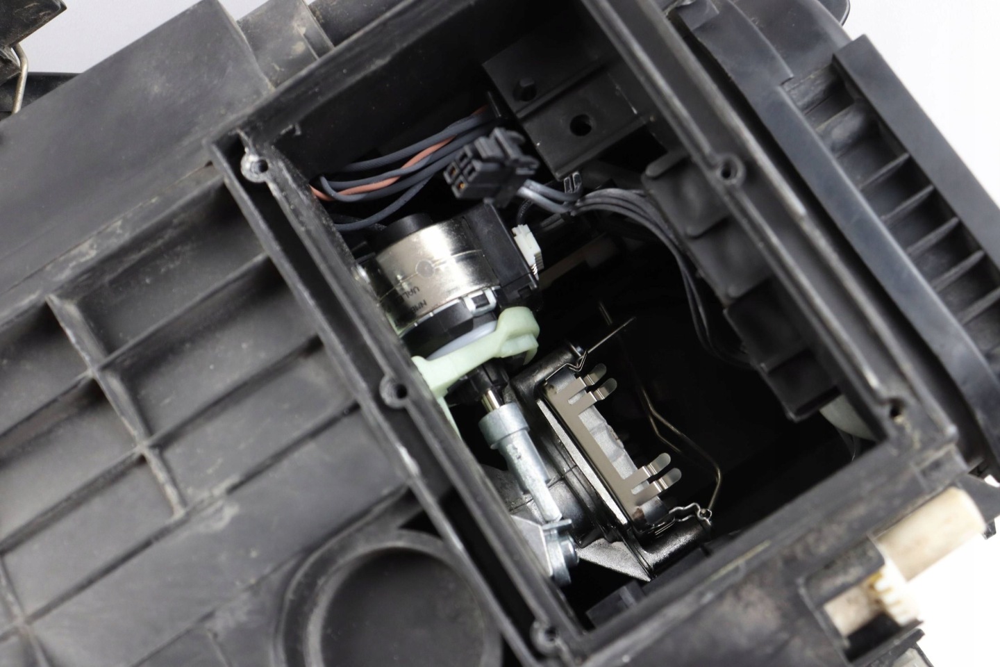 VW PASSAT B6 light front right front BI-XENON SKRETNA EUROPA 3C0941754G