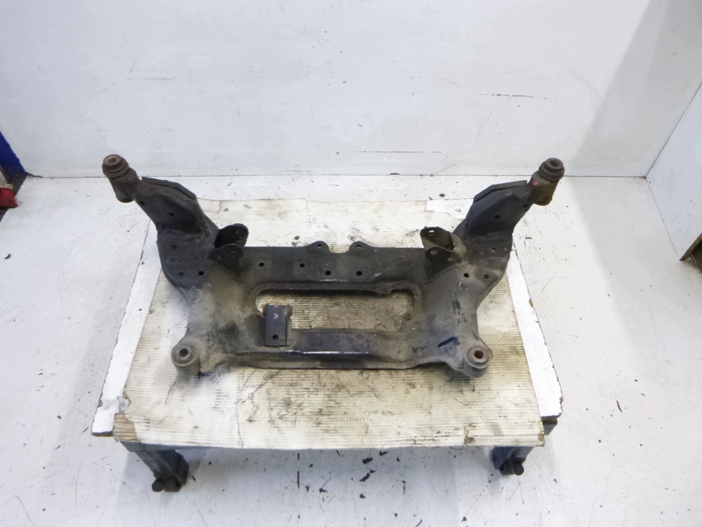 axle beam Lawa below engine subframe Nissan X-Trail T30 2.2 D 2001 – 2007