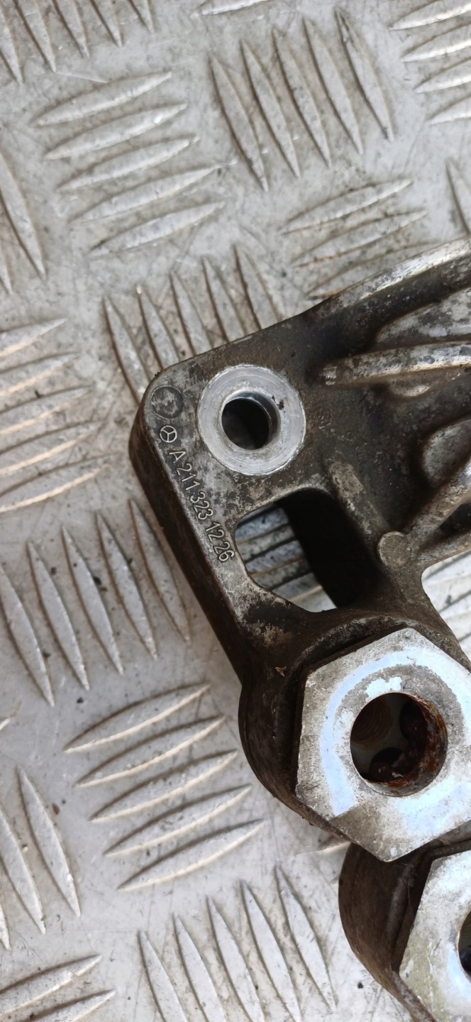 MERCEDES W211 Halter des stabilisators links oder rechts a2113231126