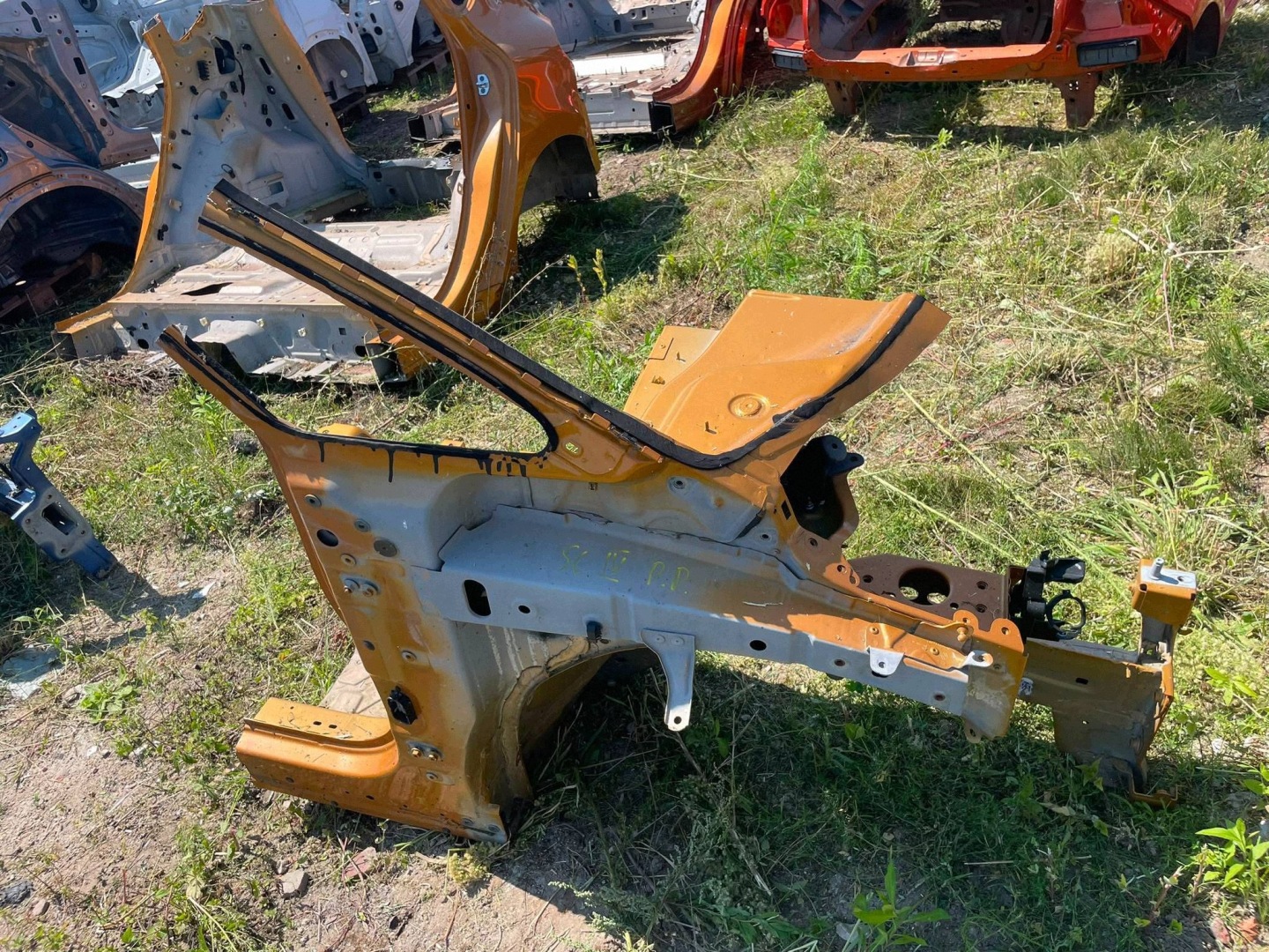 quarter front quarter side right Renault Scenic IV BIXUD