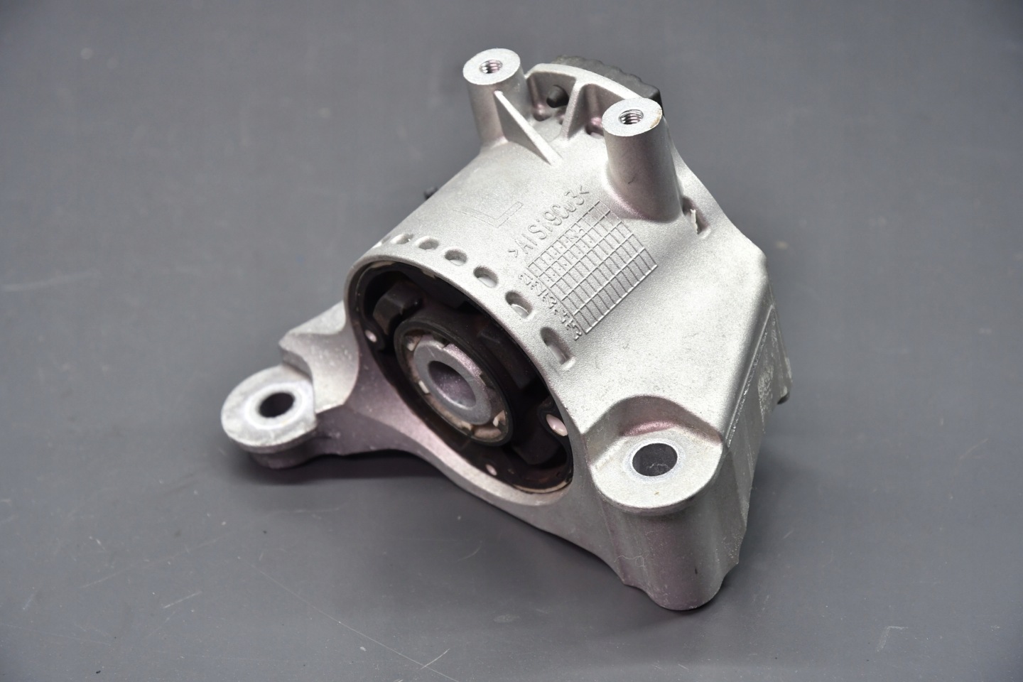 engine mount left sususpension of the engine BMW 5 G60 G61 7 G70