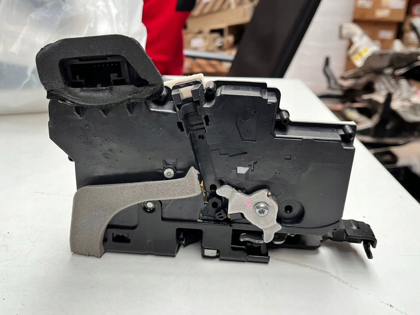 AUDI A6 C8 lock door left rear part 4K0839015R !J