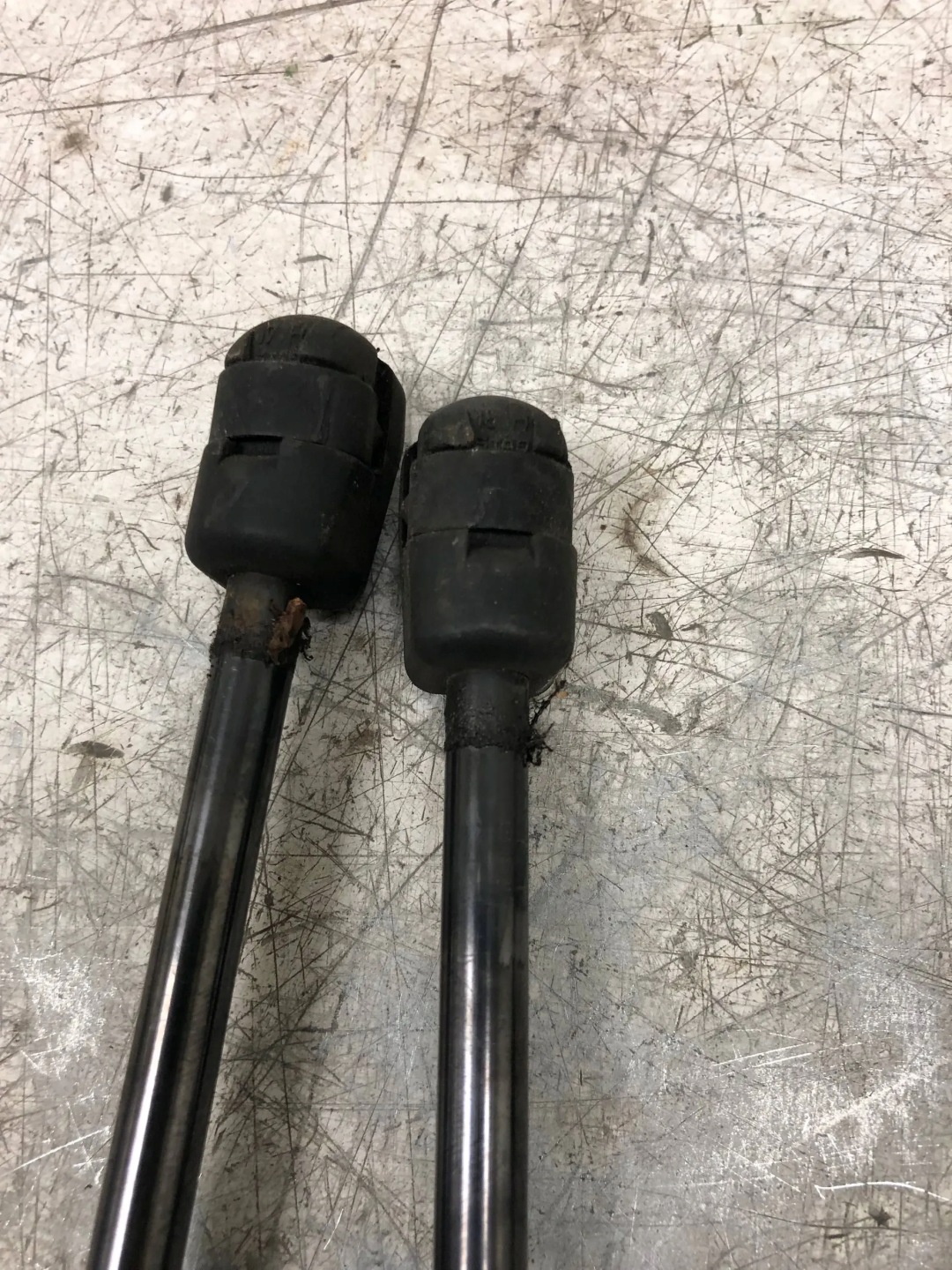 SILOWNIKI bonnet boot AUDI Q3 8U 8U0827552A