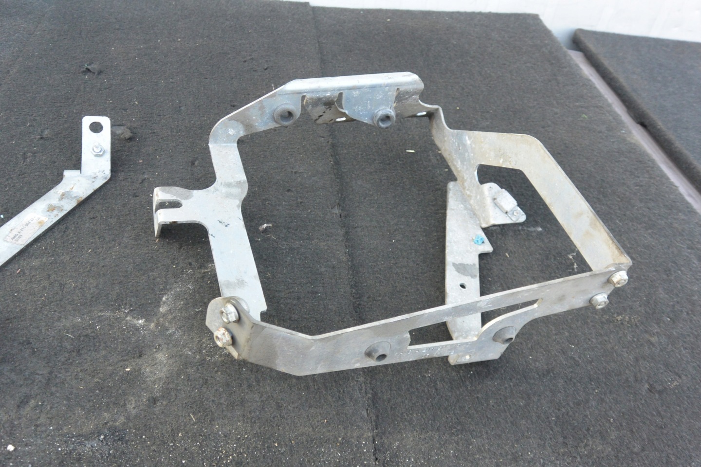 SUPPORT PLAQUE RADIATEUR HUILE MERCEDES W211 E63 AMG