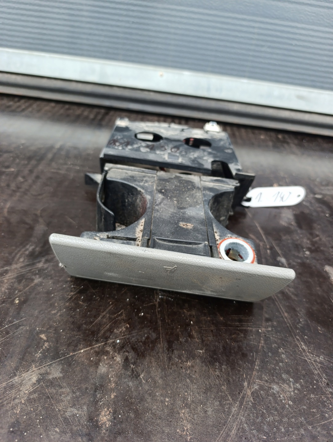 VW T5 PODWOJNY bracket for KUBKI/ damaged