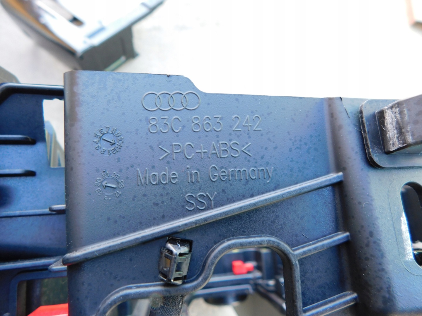 AUDI Q3 83A Console tunel Moyenne 83C863242