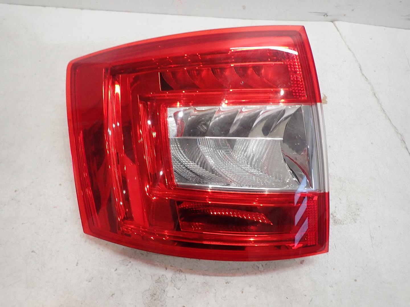 light rear part rear left SKODA OCTAVIA III 2012- KOMBI LED 5E9945111A