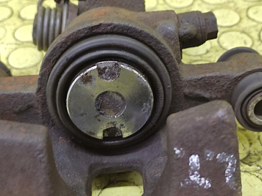KIA CARENS 2.0 CRDI caliper left rear part