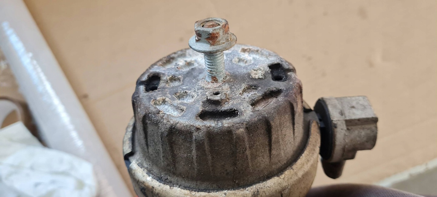 A6 C6 LIFT engine mount left left front 2.0 TDI 4F0199379BK