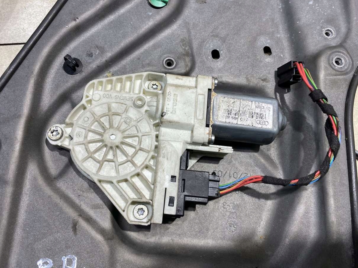 window regulator right front SKODA SUPERB II 3T0837402A