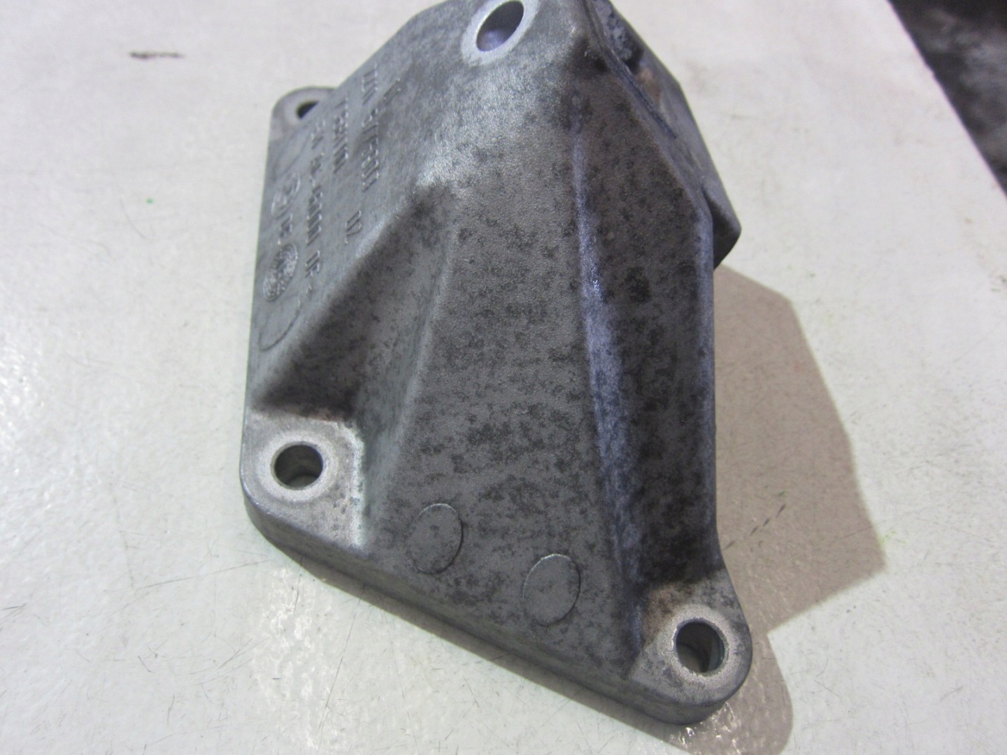 BMW F10 550i N63 F01 engine mount left 6775903