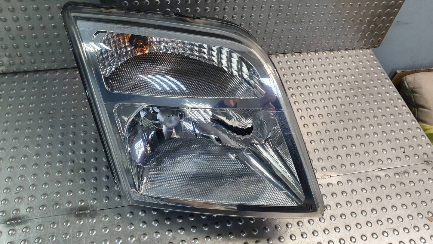 light front right FORD CONNECT 02