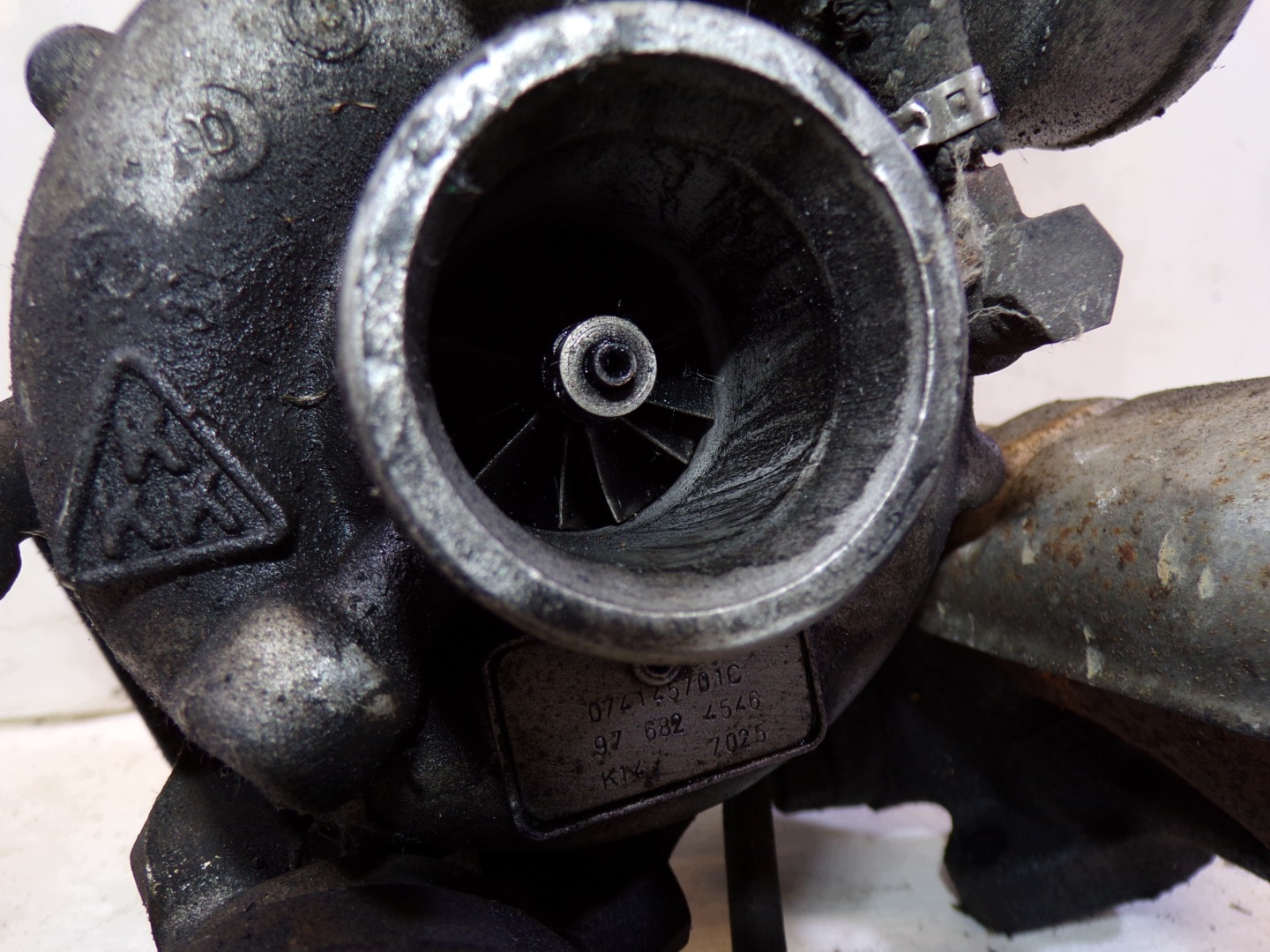 TURBINA turbo header pipe 2.5 TDI 074145701C (2)