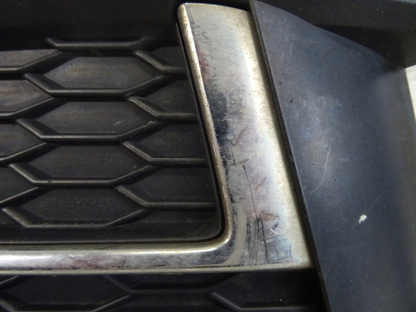 grid of a bumper front front left AUDI A4 B9 S-LINE 8W0807681F