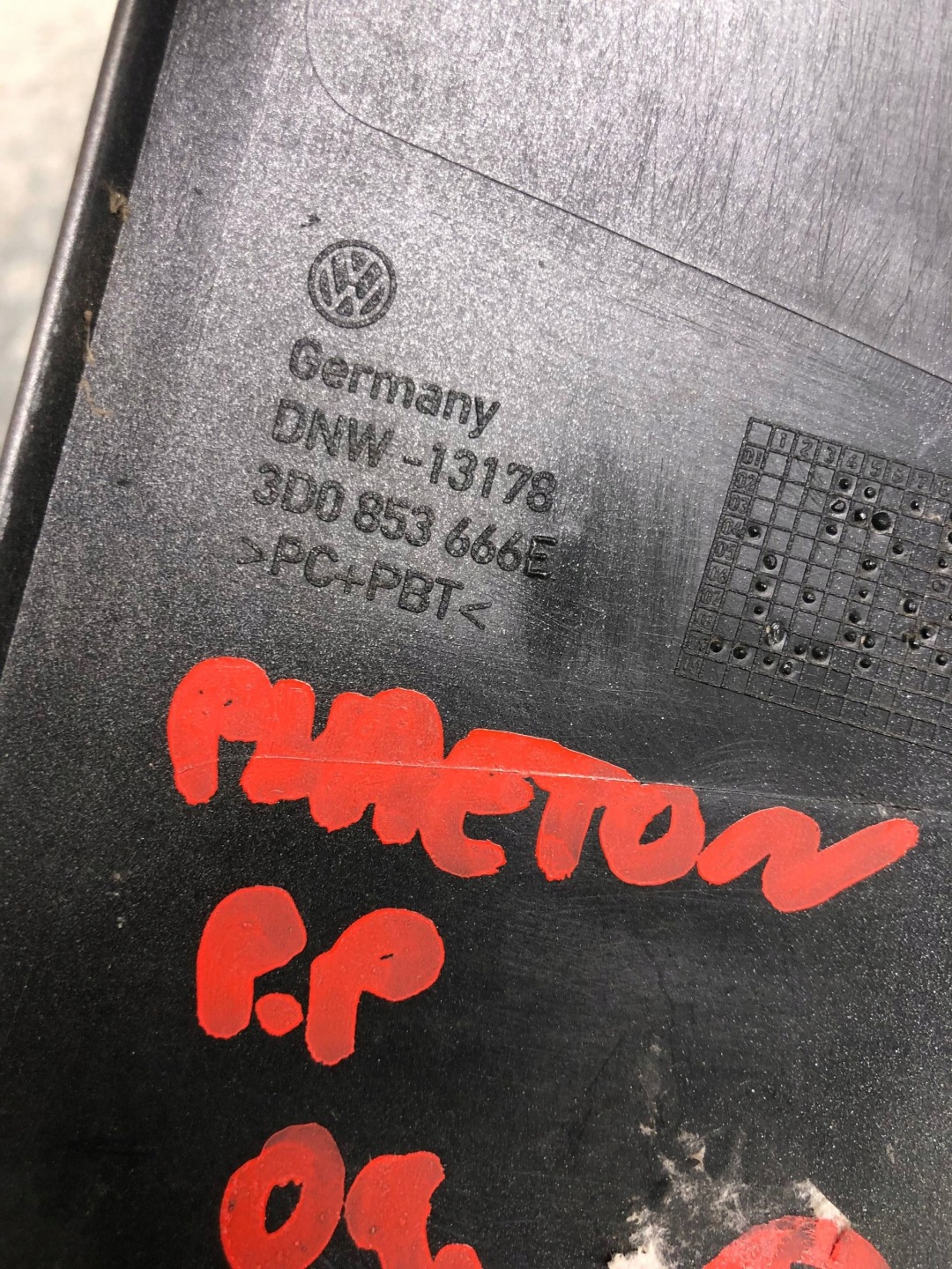 mřížka mlhovky pravý předek VW PHAETON 3D0853666E 3D0807682A