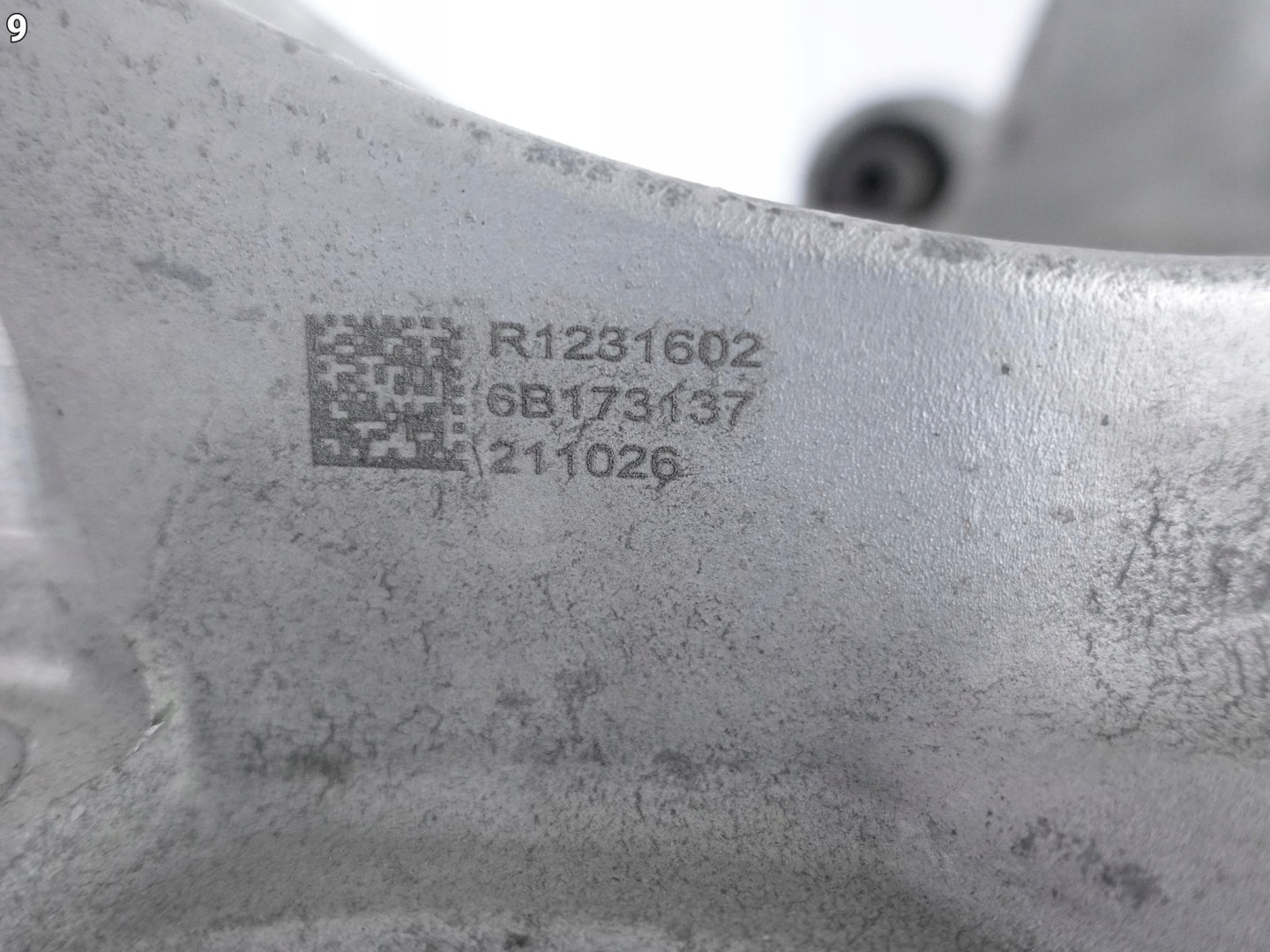 TESLA MODEL 3 17- otoč čepu pravá záď