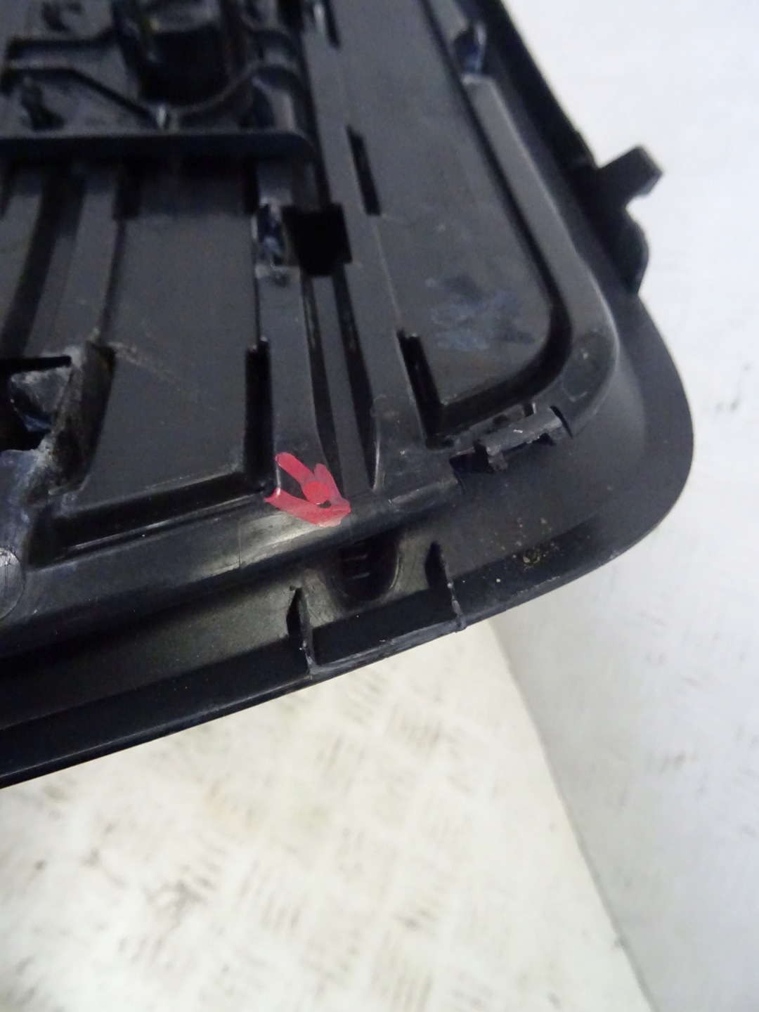 grid of a bumper front front right AUDI Q3 8U S-LINE LIFT 8U0807152C
