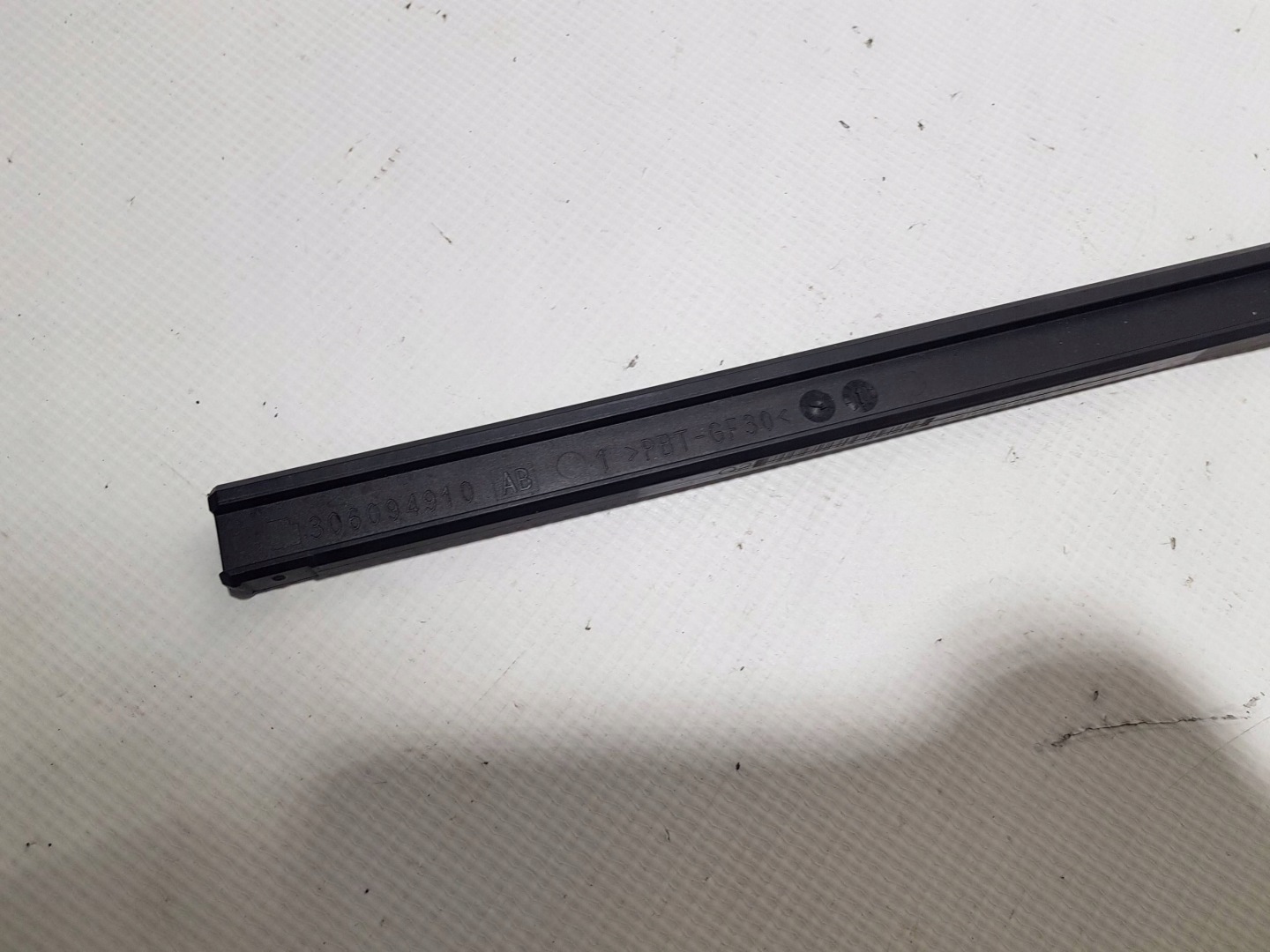 MERCEDES E KLASA W207 moulding rail left PODAJNIKA PASOW A2078600357