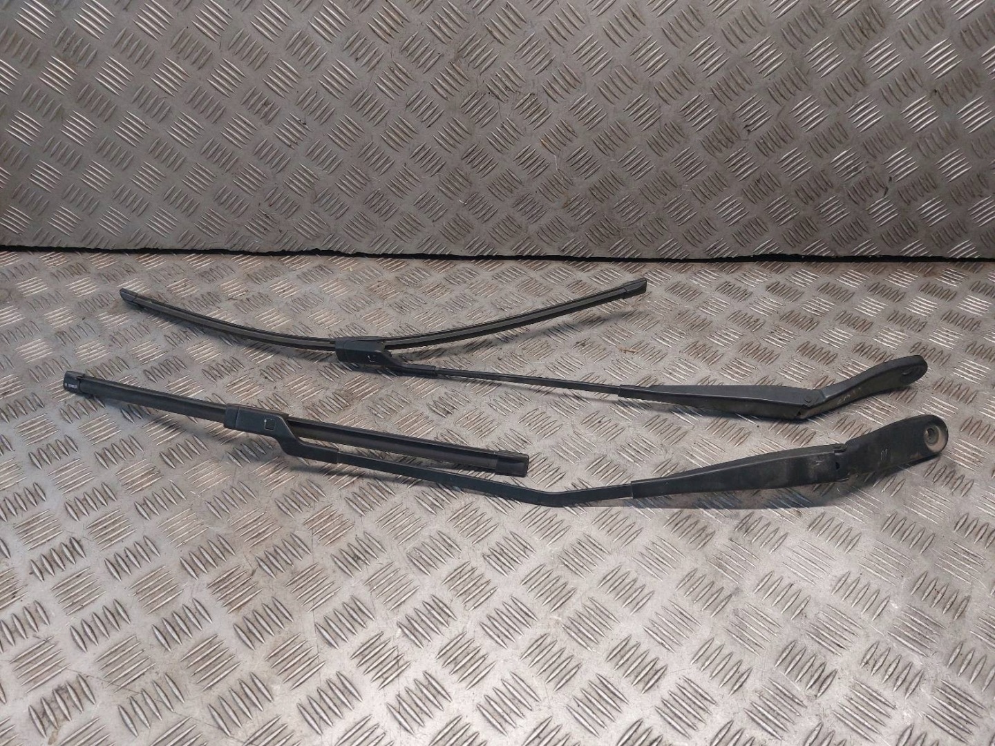 wiper arm left + right front VOLVO XC60 and 30753525 30753526