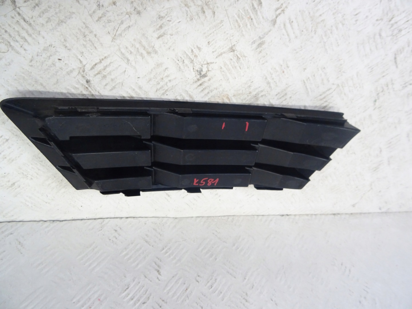 grid of a bumper front front left AUDI A4 B9 8W0807681B