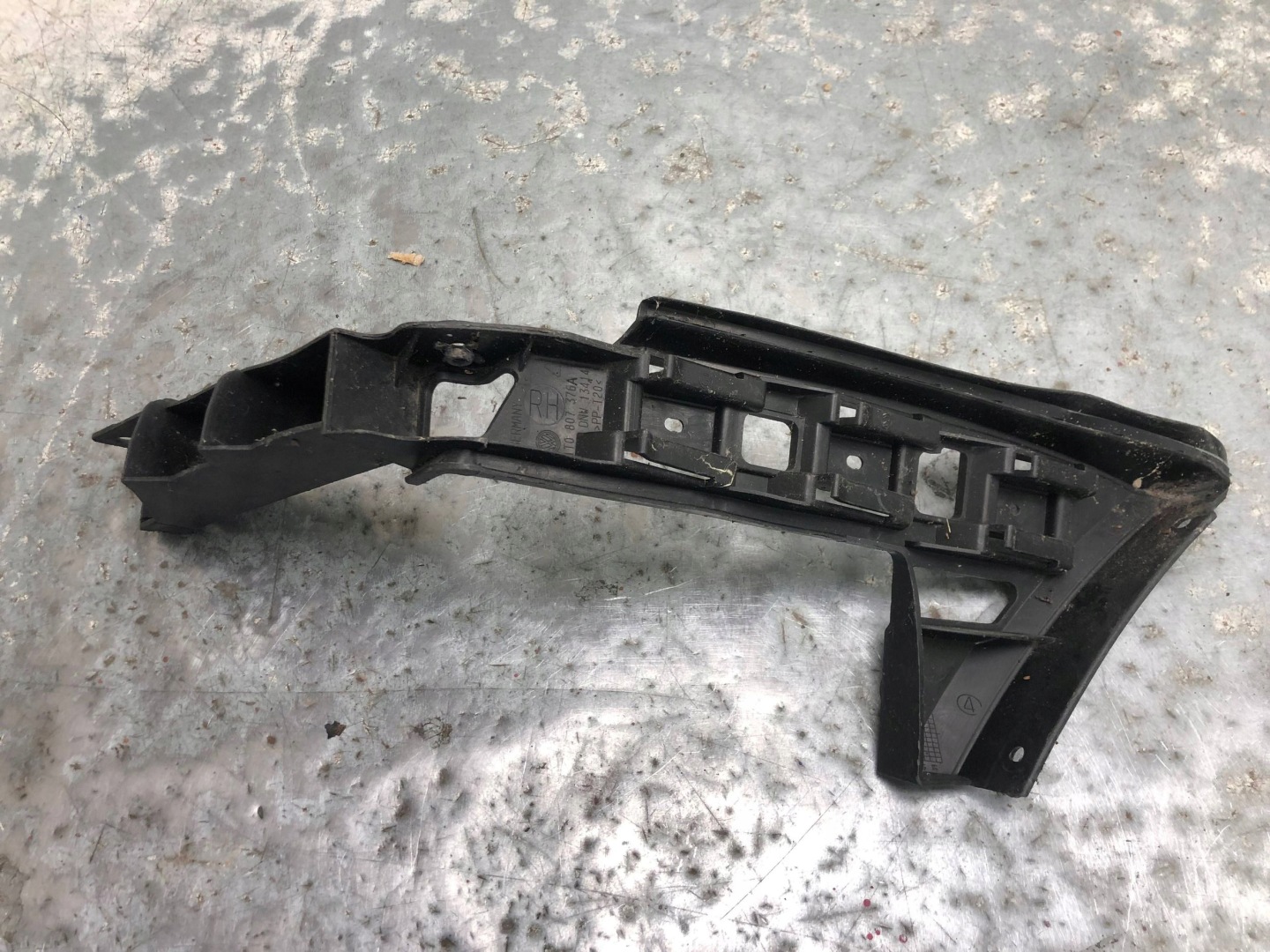 bumper bracket right rear part VW TOURAN and 1T0807376A