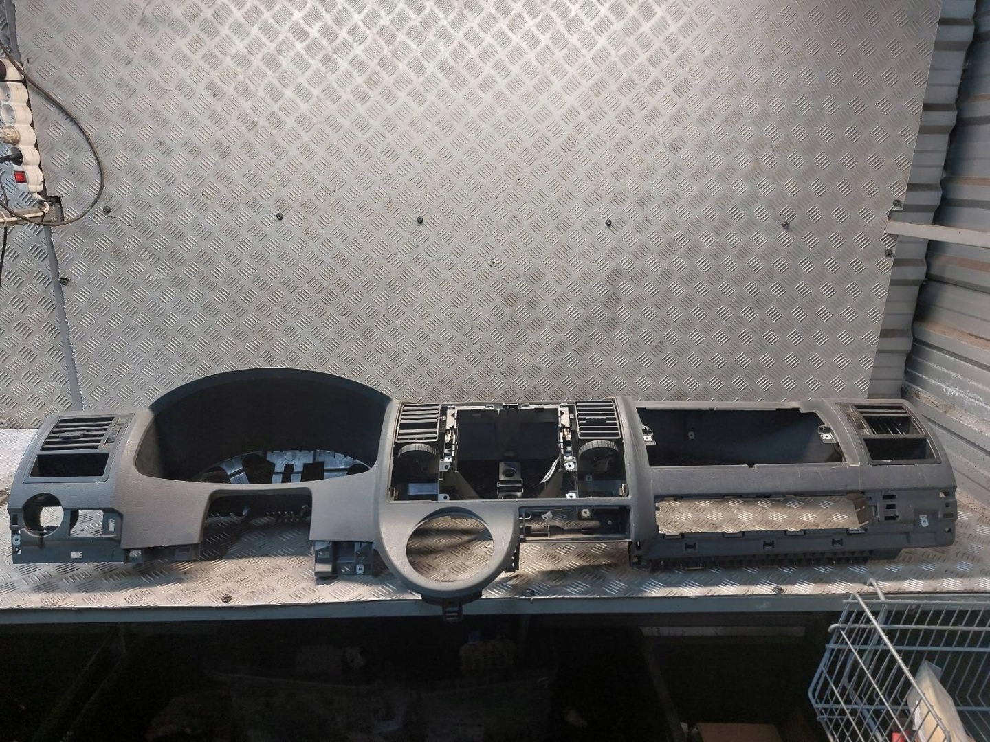 cockpit dashboard instrument panel VOLKSWAGEN TRANSPORTER T5 7H1857005