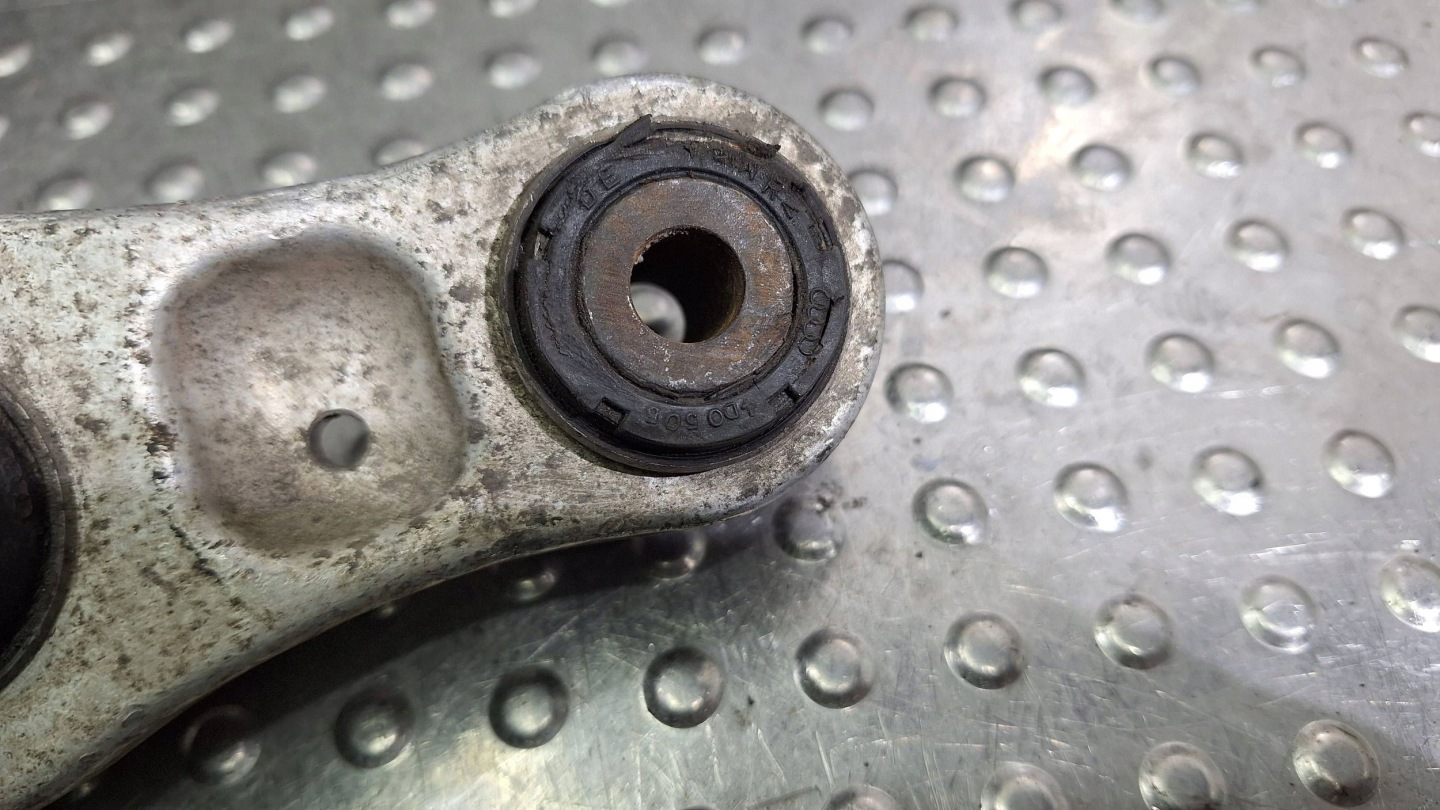 arm left rear part 4D0505323F AUDI A8 D2