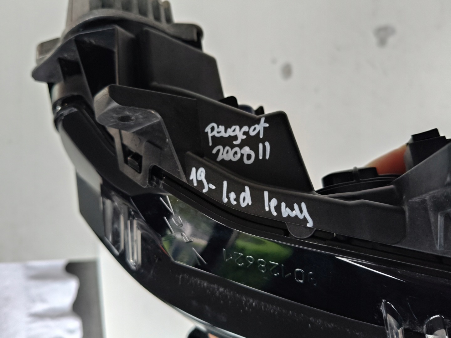 fog light left PEUGEOT 2008 II 19- LED