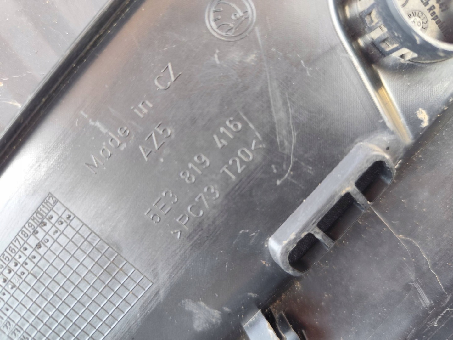 SKODA OCTAVIA IV torpedo right 5E3819416