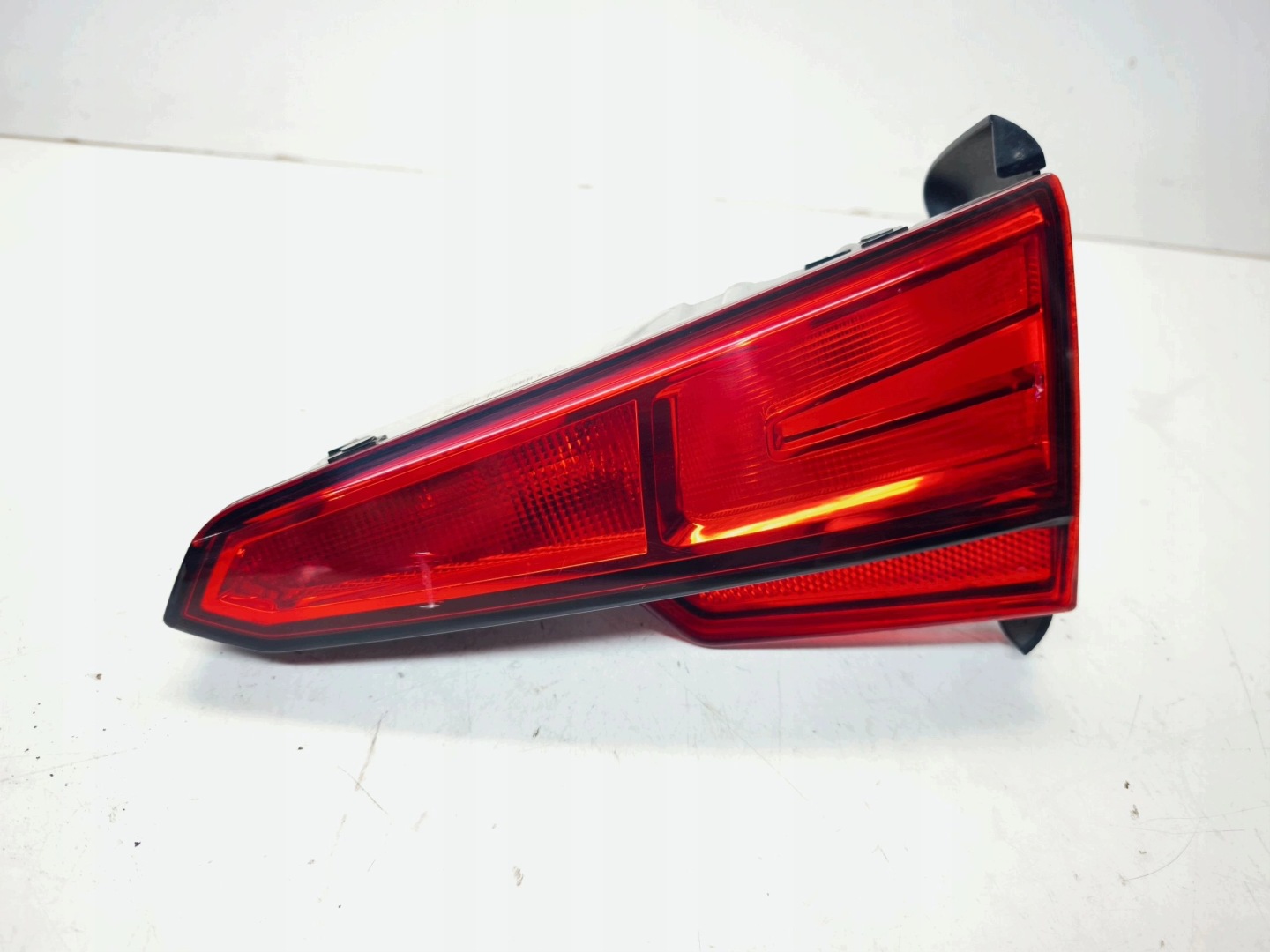 feu droite arrière du capot AUDI A4 B9 berline 8W5945076A normal