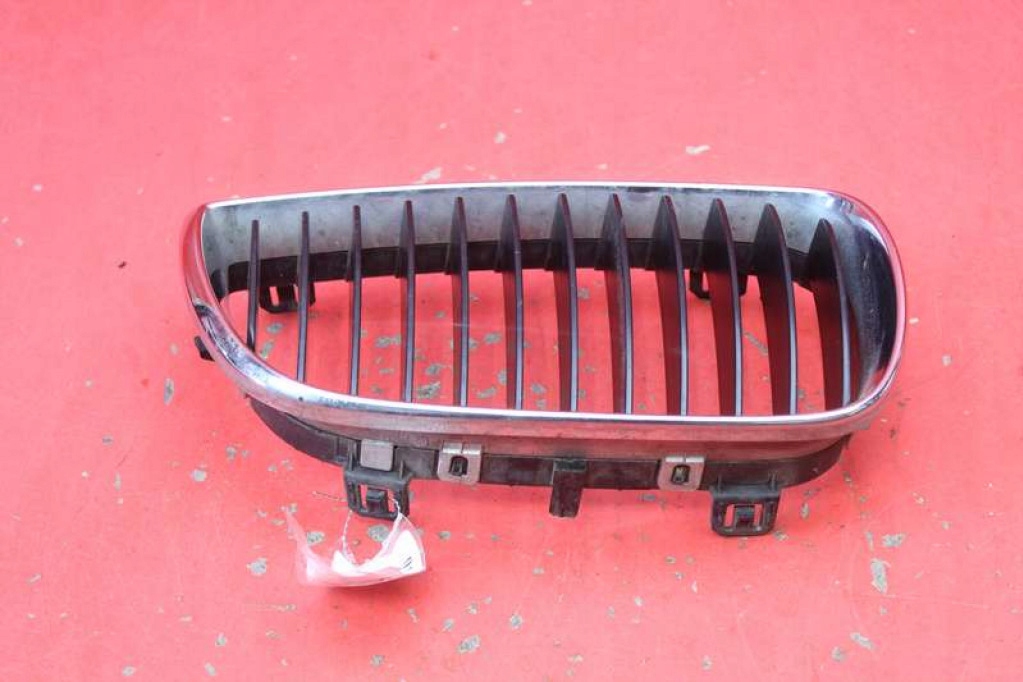 maska bubreg desna crna 70771309 BMW E87 04-07