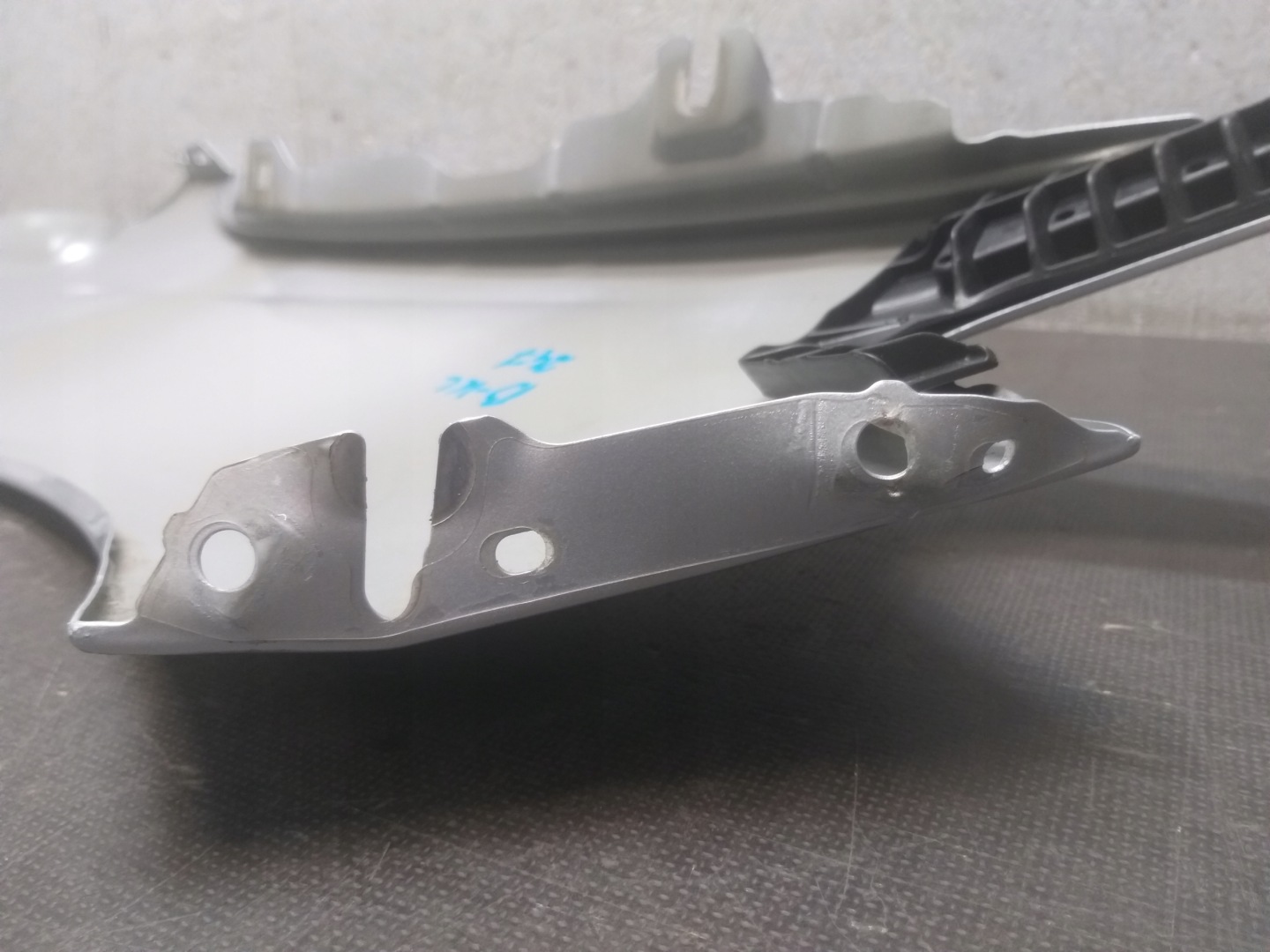 fender front left MERCEDES B KLASA W247