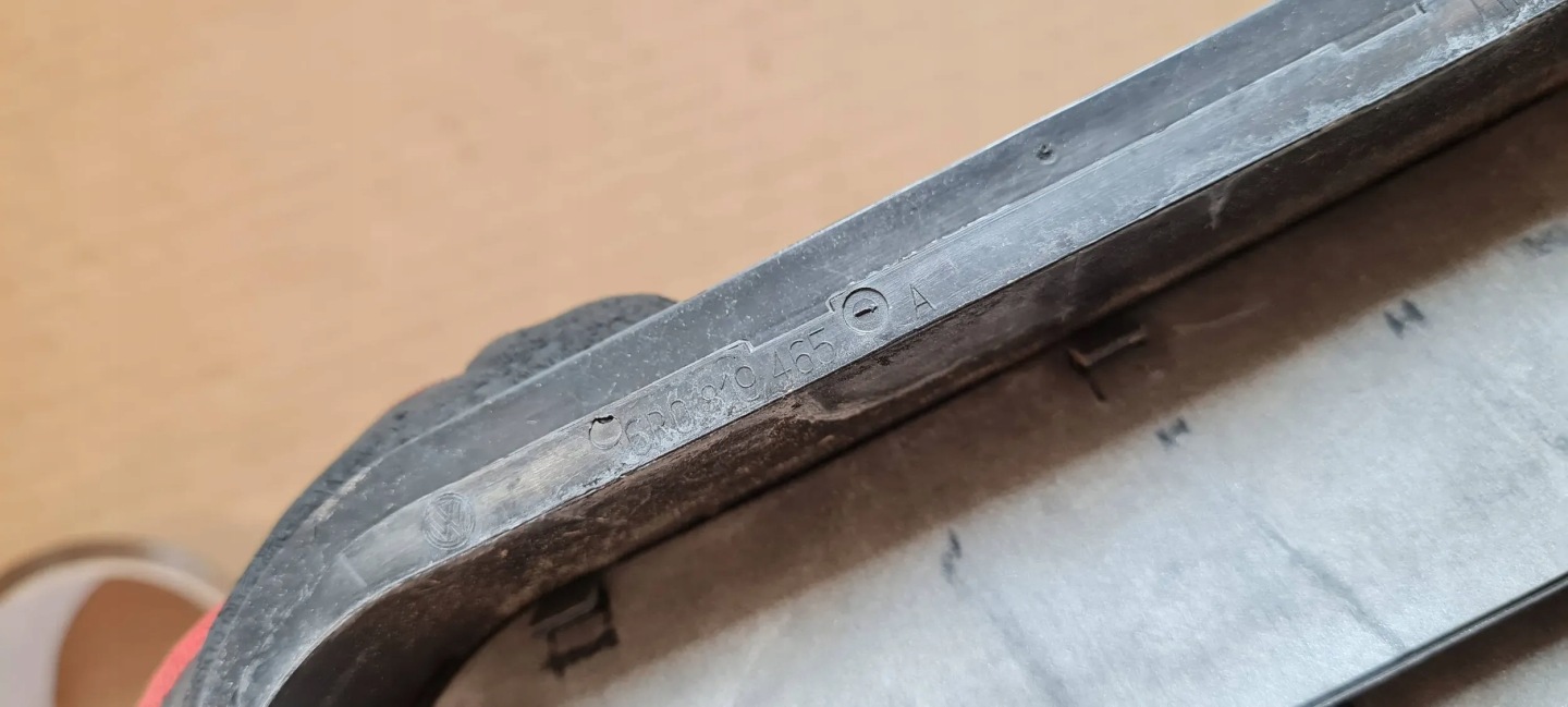 A4 B9 8W grid WENTYLACYJNA boot rear part 6R0819465A