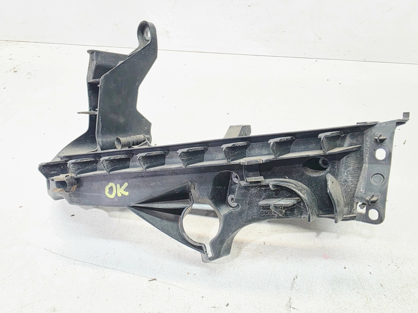 support holder REFLEKTORA left front AUDI A5 8T 8T0805607