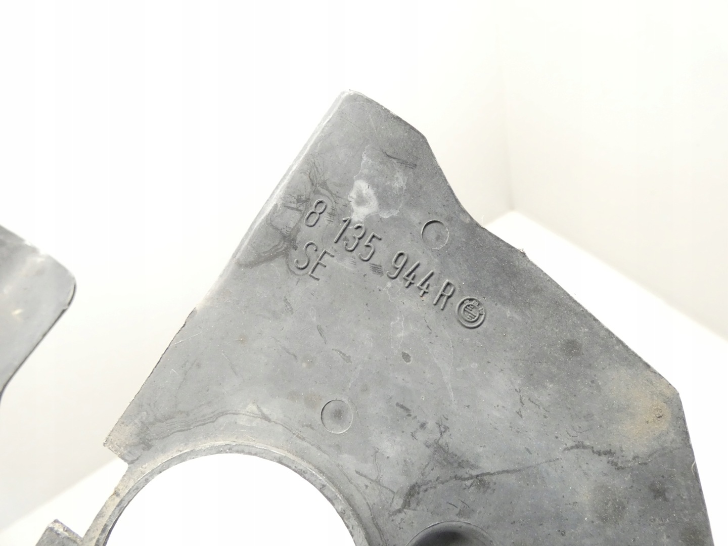 kryt chladiče stěny předního BMW E36 81359479
