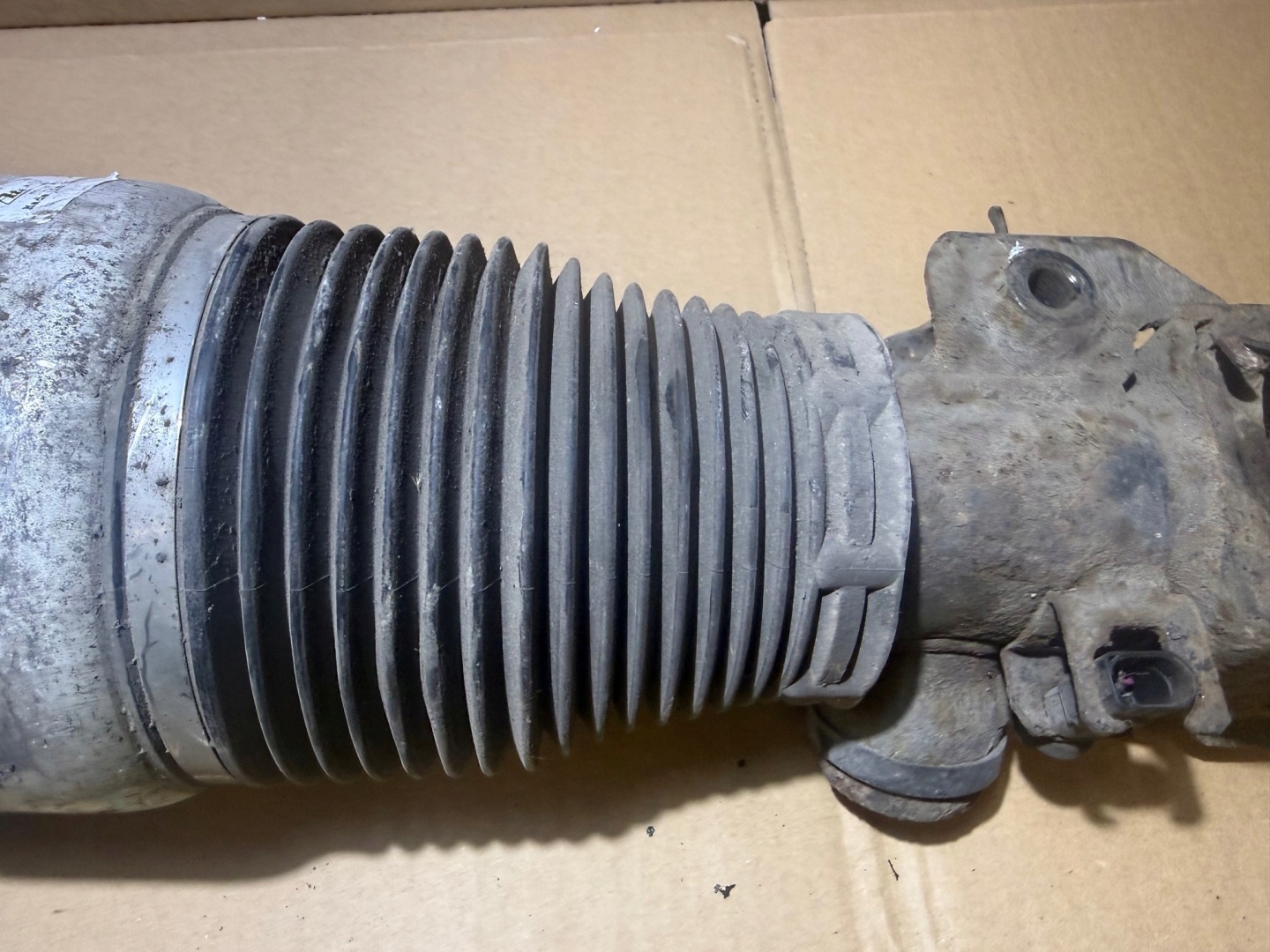 AUDI Q7 4L shock absorber PNEUMATYCZNY right front front 7L8616040B