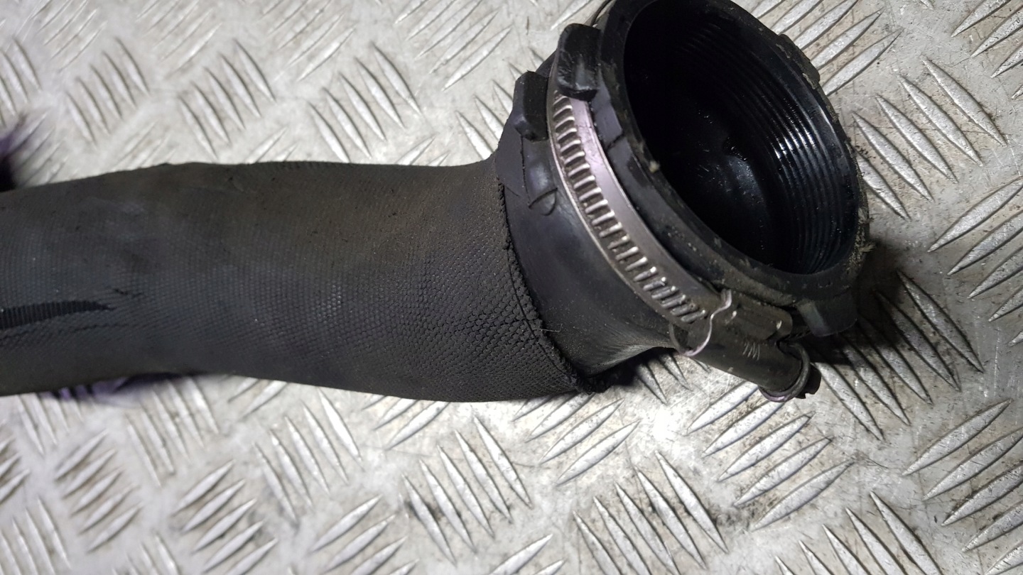 AUDI A8 D3 3.0 TDI crijevo cijev prijenos interkulera 4e0145737l