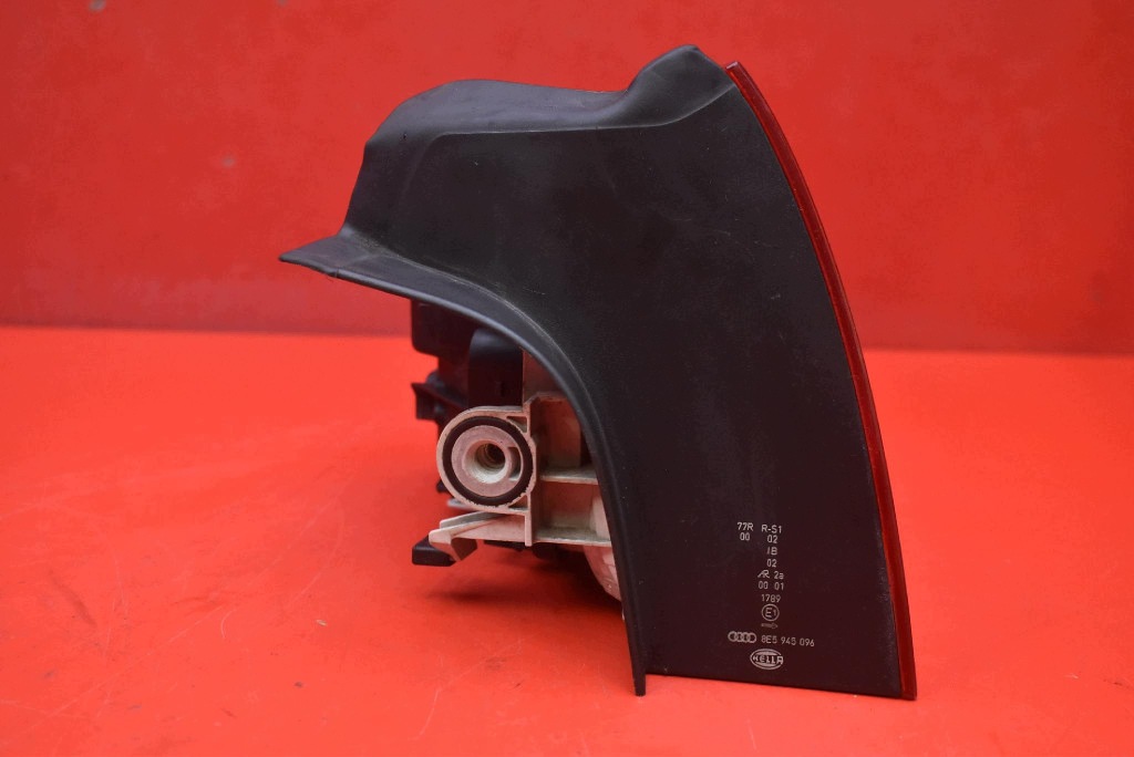 feu droit arrière arrière 8E5945096 AUDI A4 B7 berline 04-08