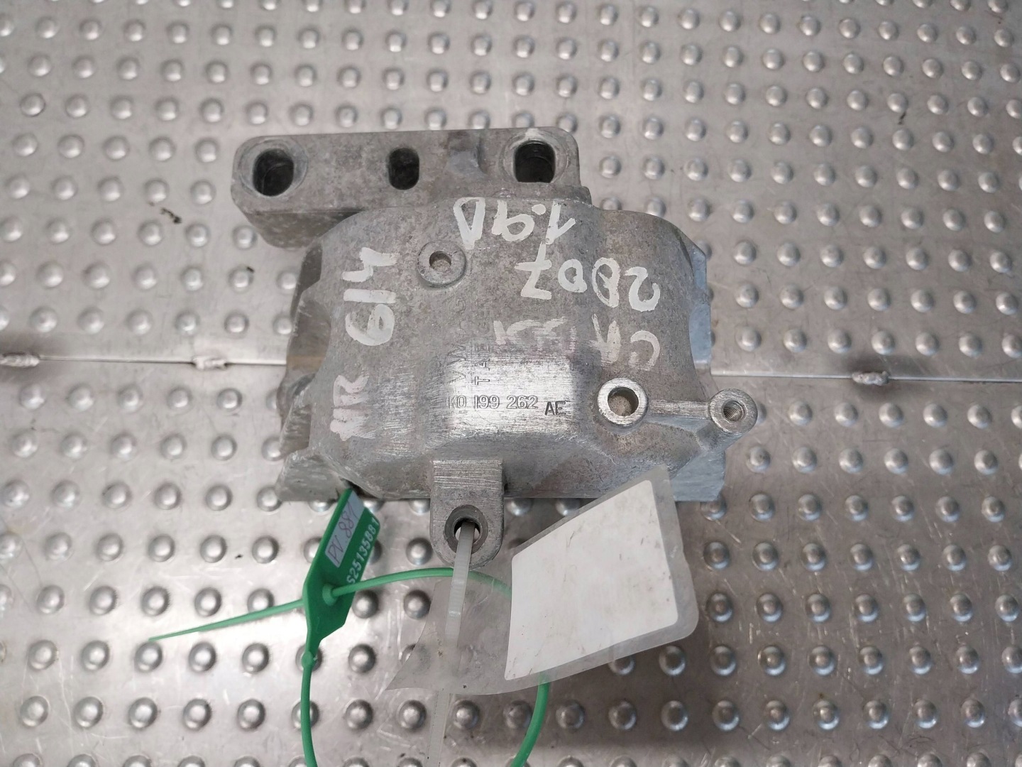 holder engine mount 1K0199262AE VW CADDY III YETI GOLF V A3 8P 1.9 TDI