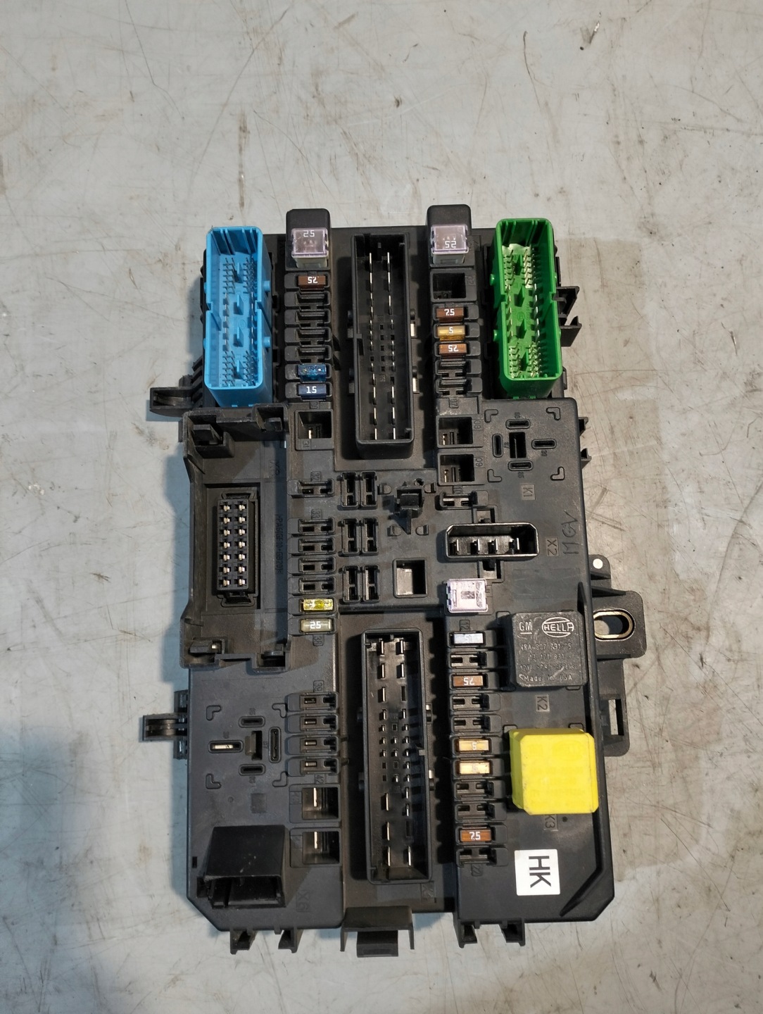 fuse box OPEL ASTRA H OE 13206762HK