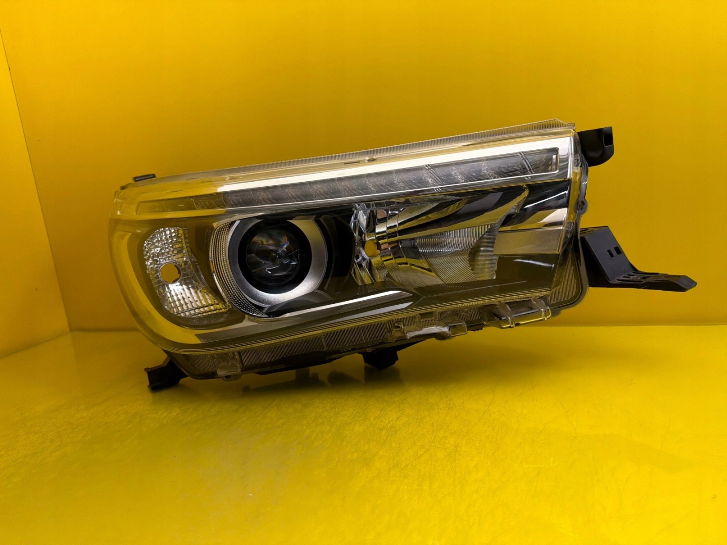 light right Toyota Hilux VIII Full Led 2016-2021
