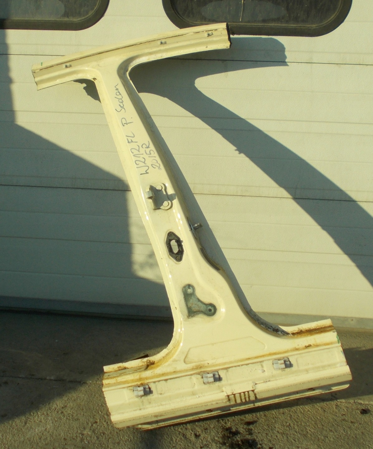 MERCEDES W212 15R sedan pillar central right