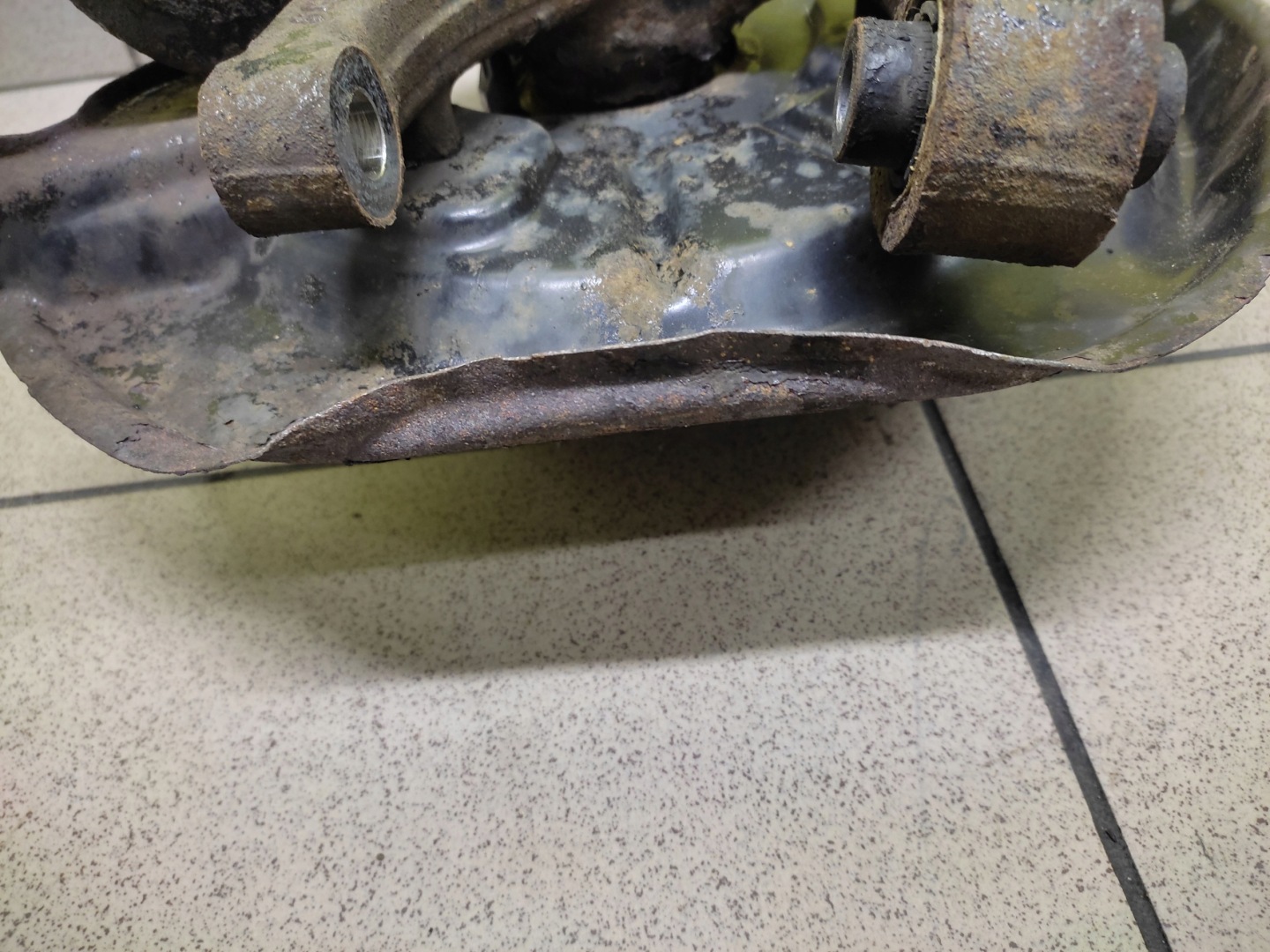 VW TOURAN 1.6 FSI Mozzo FUSELLO perno mozzo Destra posteriore