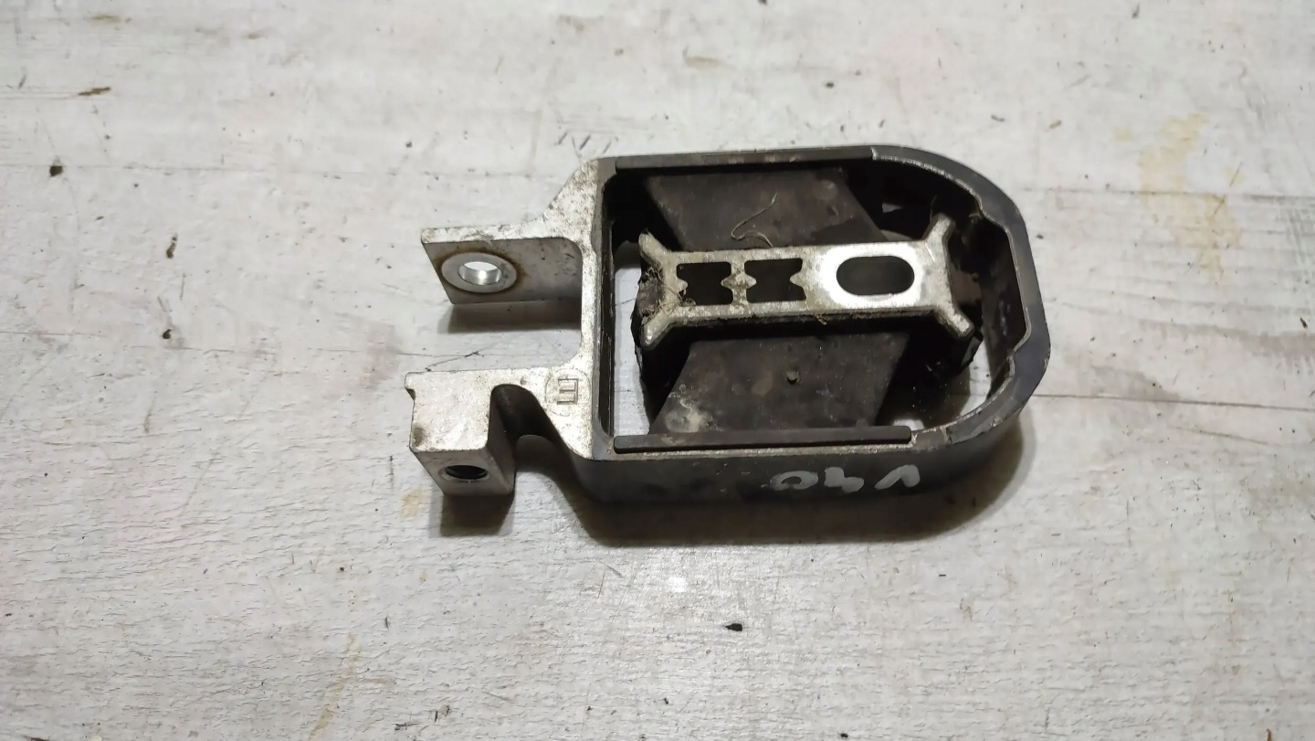 Volvo V40 II 2018r Wsporniki and lapy engine mount