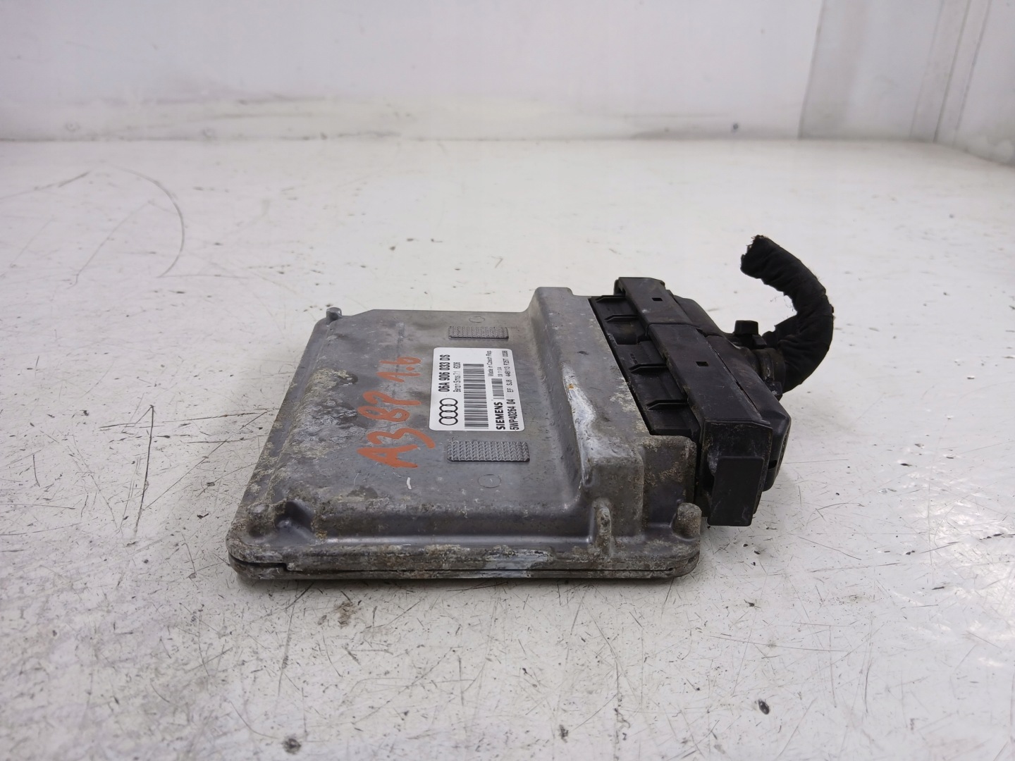 AUDI A3 8P 1.6 control unit of the engine 06A906033DS