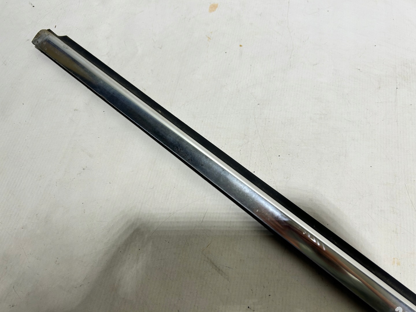 moulding door left front dust CHROM MERCEDES W251