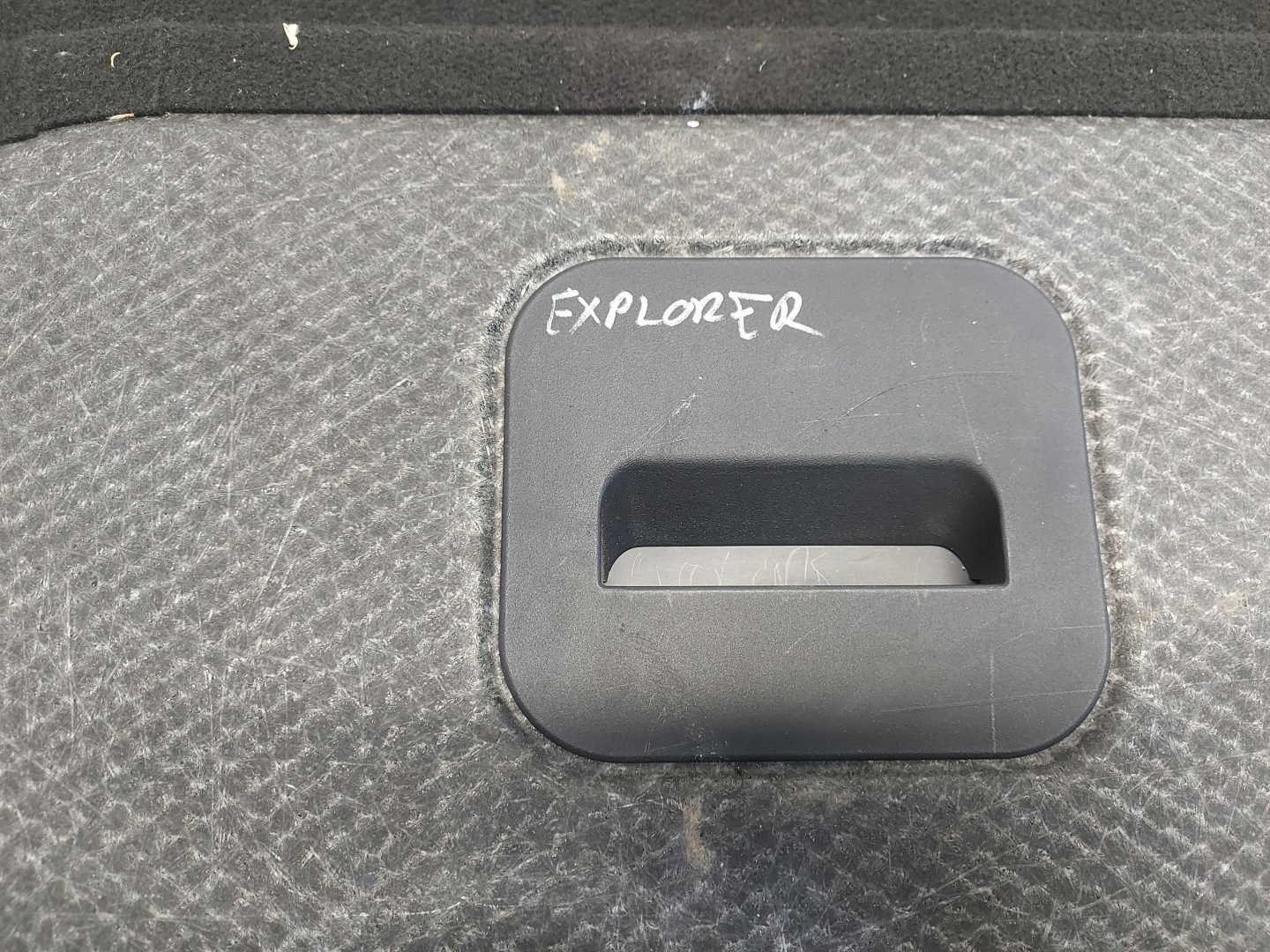 Ford Explorer VII R2KB floor car carpet boot
