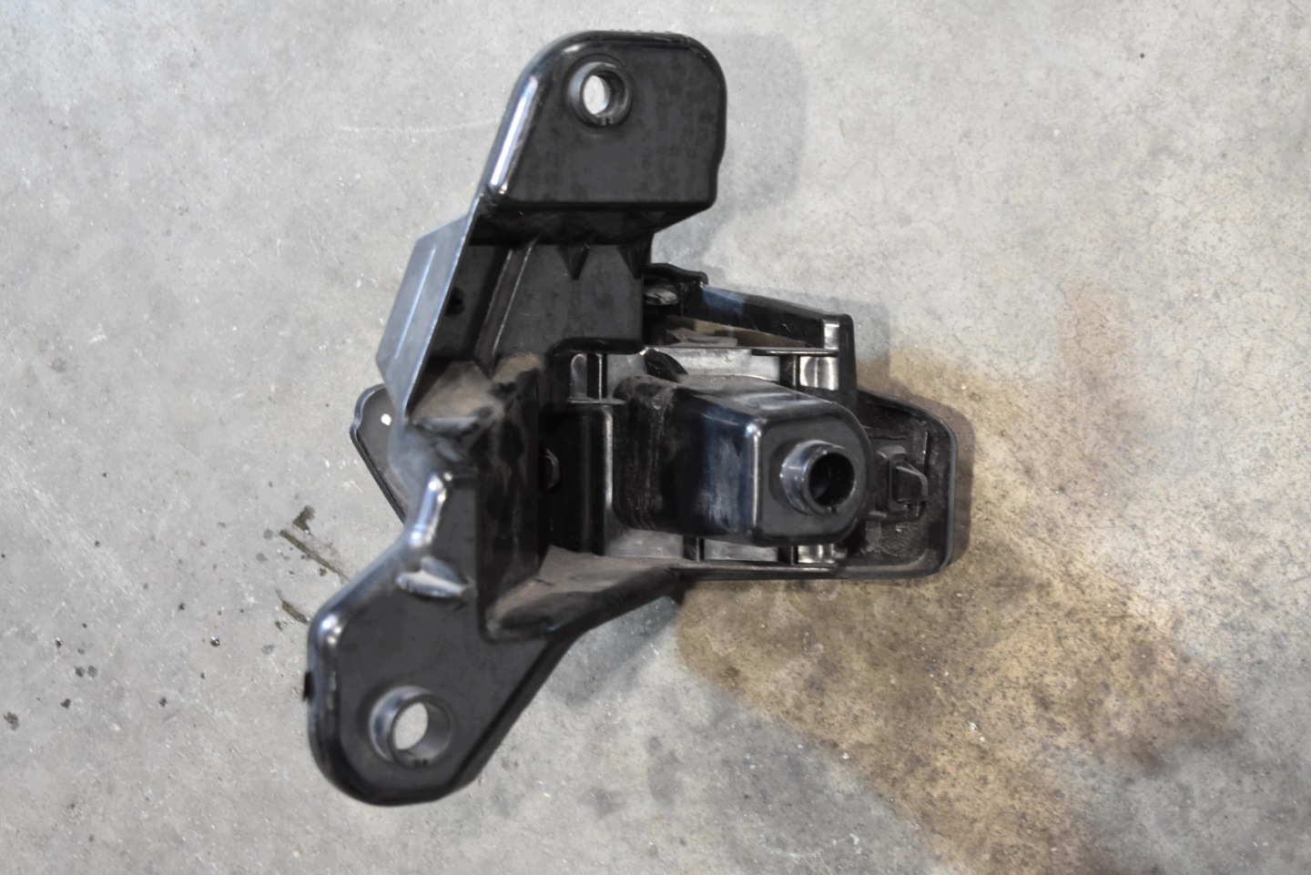 perfect condition bracket left MERCEDES W177 A1778851403