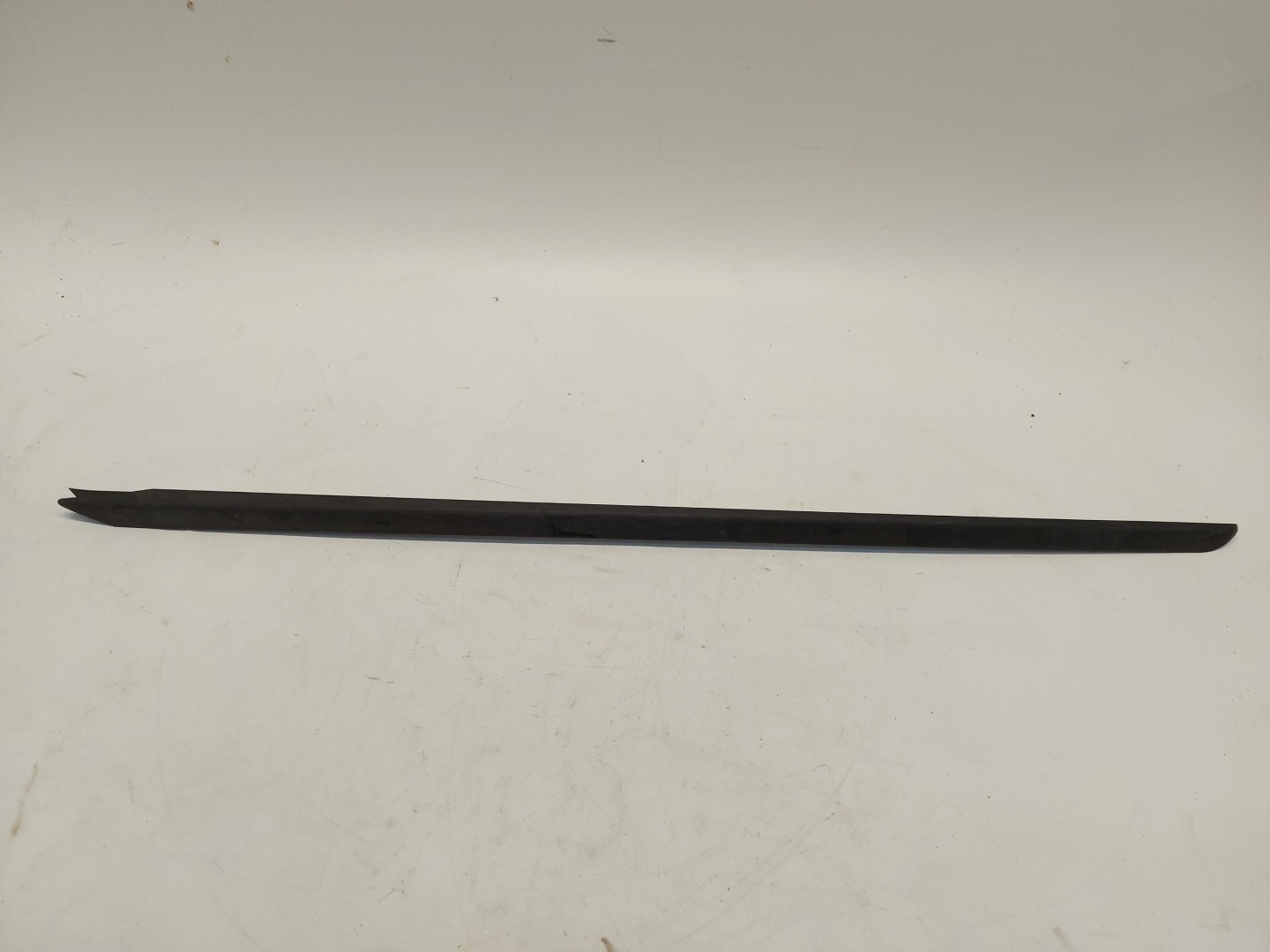 VW ID4 11A , 2024r SUV 5D moulding windows CZOLOWEJ left front